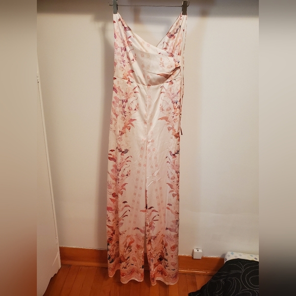 NWOT Guess floral satin jumpsuit. Faux wrap. Tie around neck. Wide leg. Size S. - Picture 16 of 16